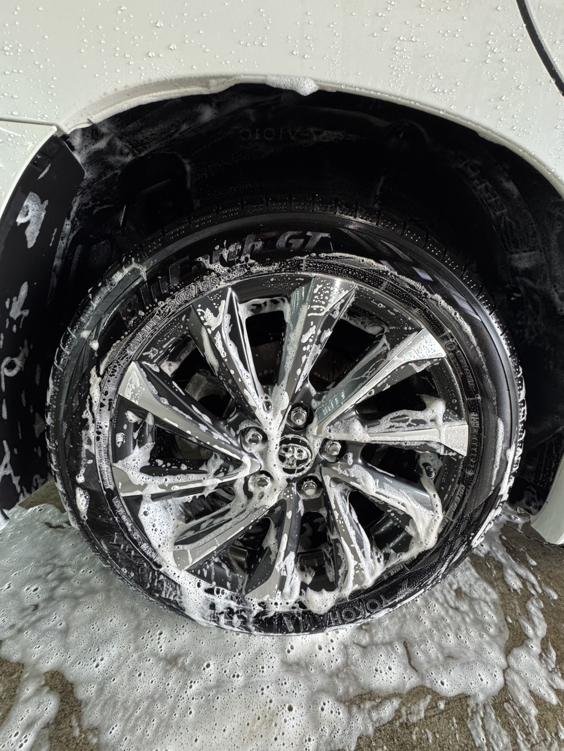 雨のあと、その汚れ放置していませんか？洗車だけでもここまで変わります